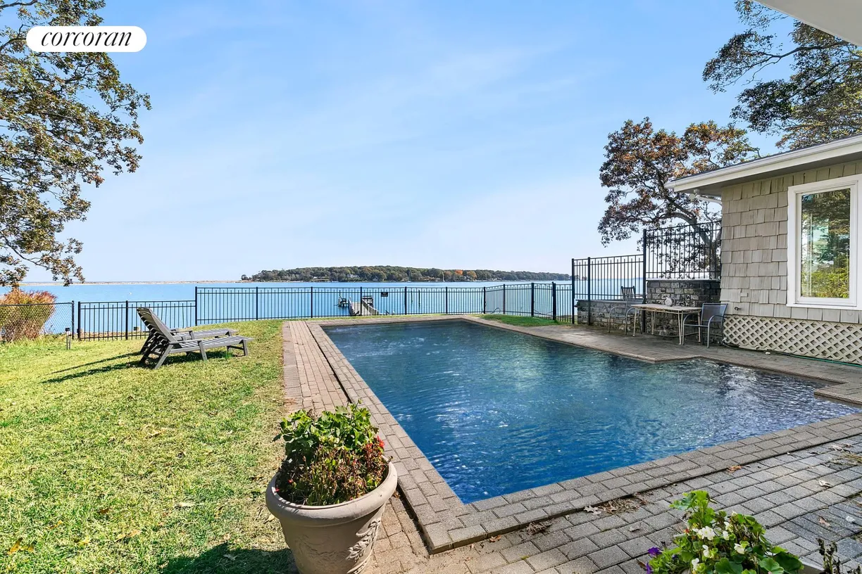 The Hamptons Real Estate | View 16 Little Ram Island Drive | room 1