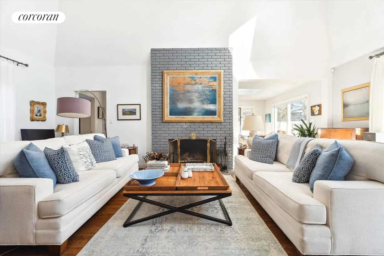 The Hamptons Real Estate | View 686 Hill Street | room 2