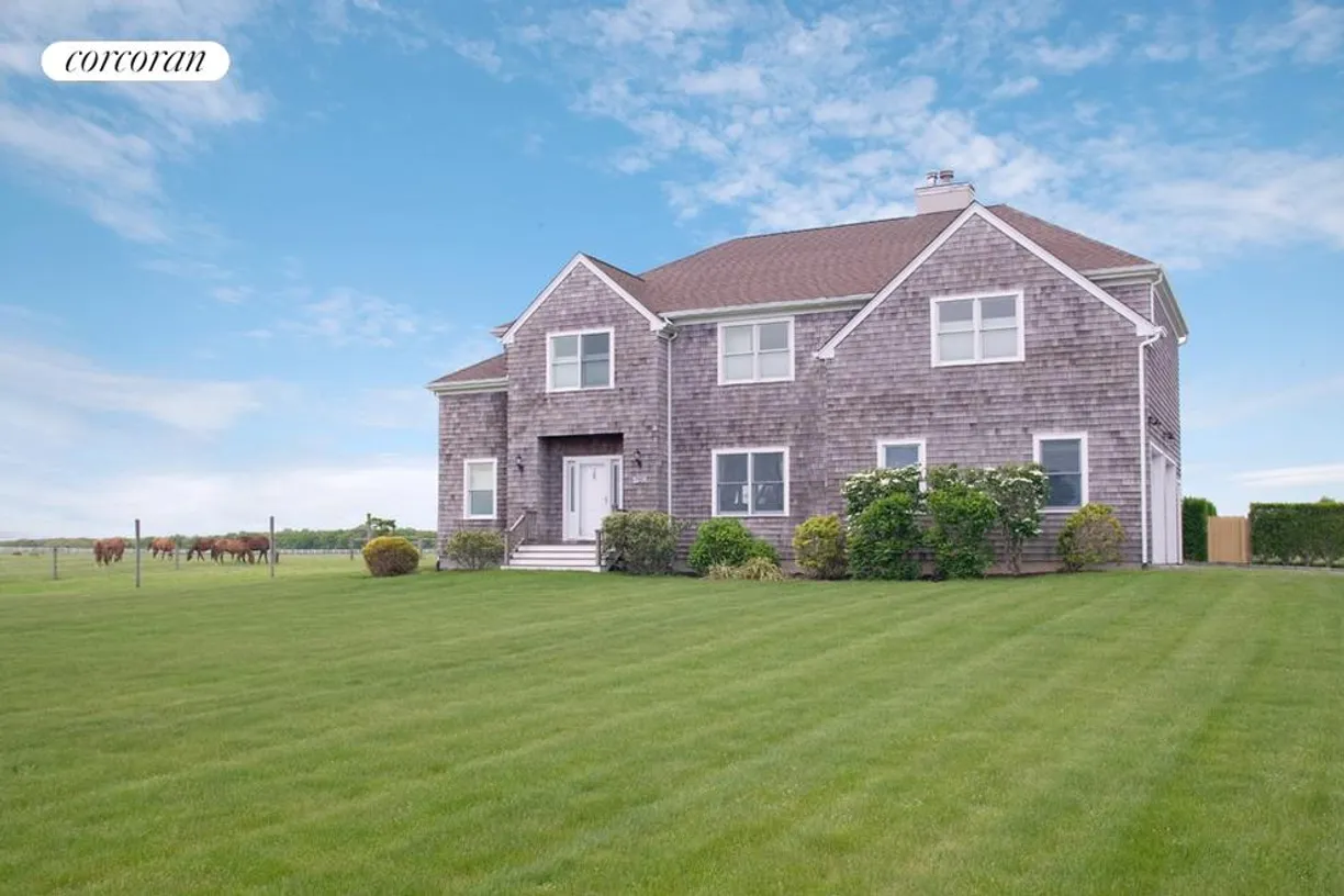 The Hamptons Real Estate | View 896 Deerfield Road | room 2