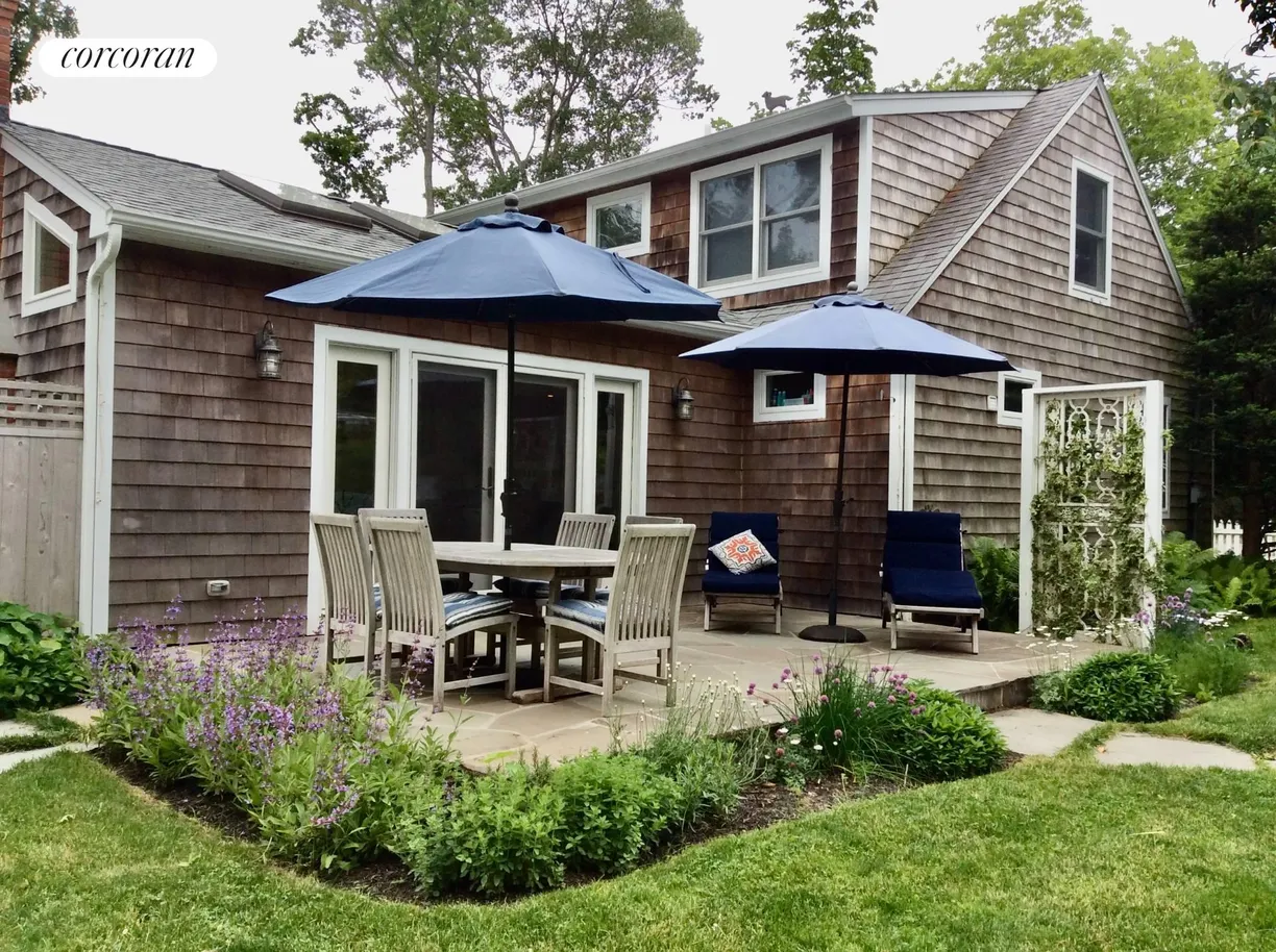 The Hamptons Real Estate | View 44 Miller Lane W | 2 Beds, 2 Baths