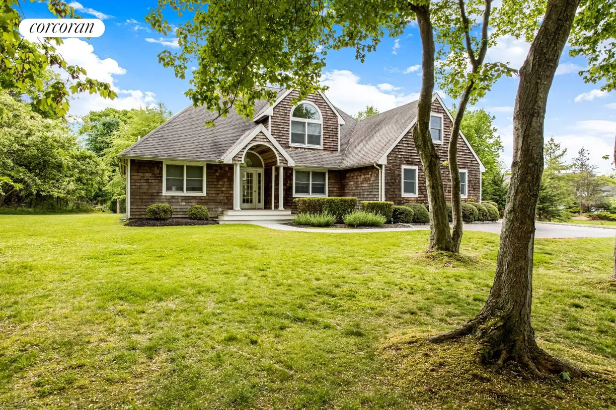 The Hamptons Real Estate | View 20 Broidy Lane | 4 Beds, 3 Baths