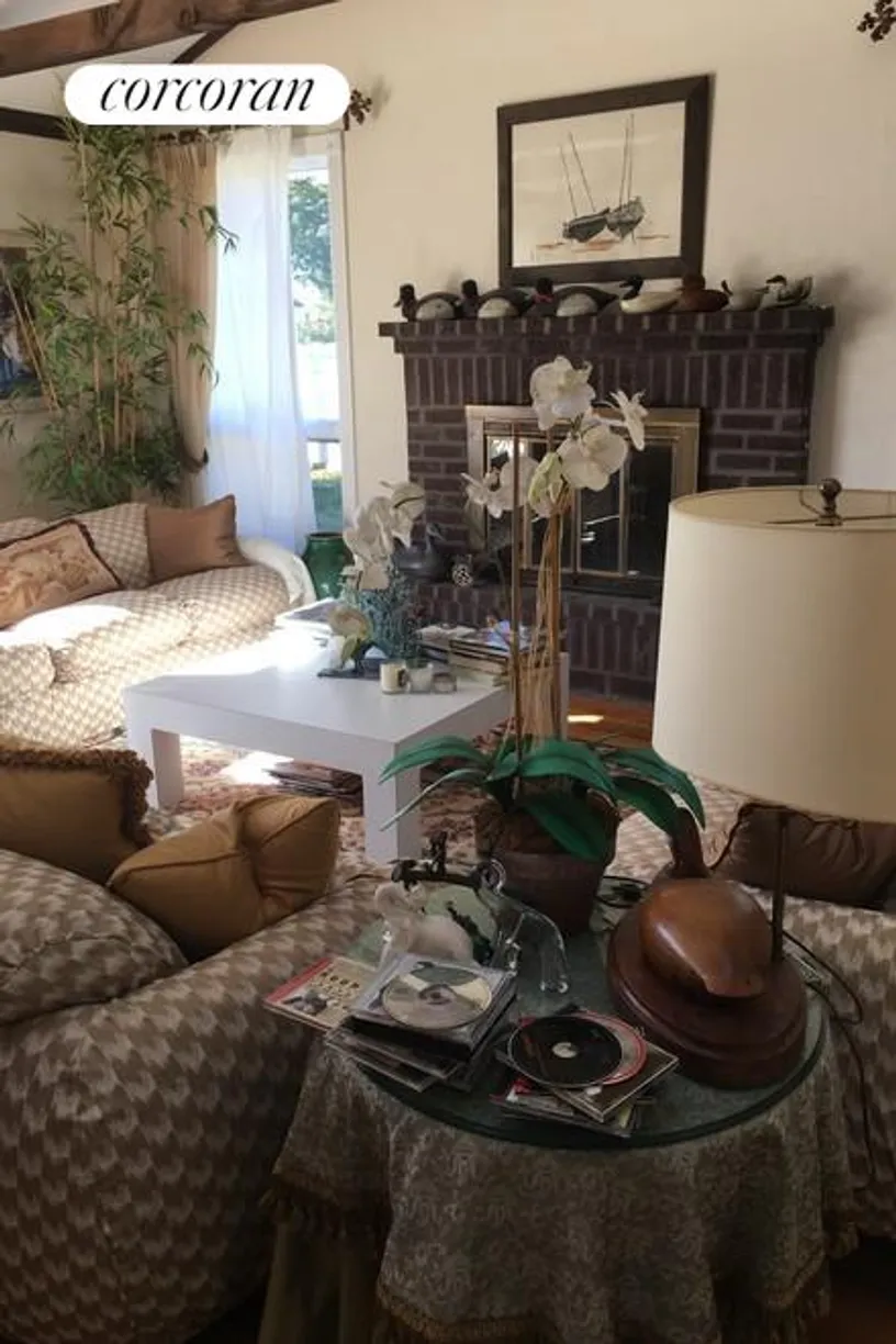 The Hamptons Real Estate | View 7 Maple Street | room 1
