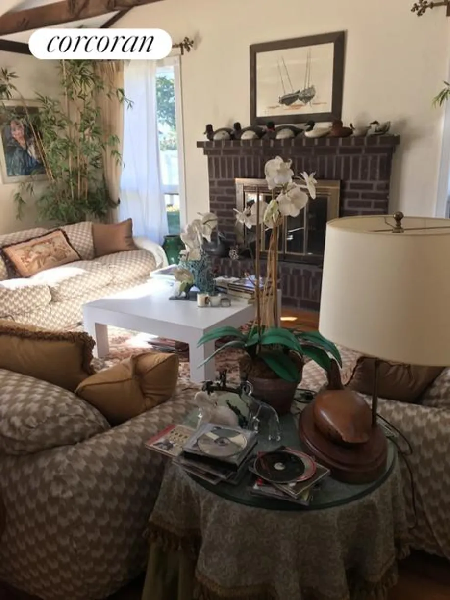 The Hamptons Real Estate | View 7 Maple Street | room 2