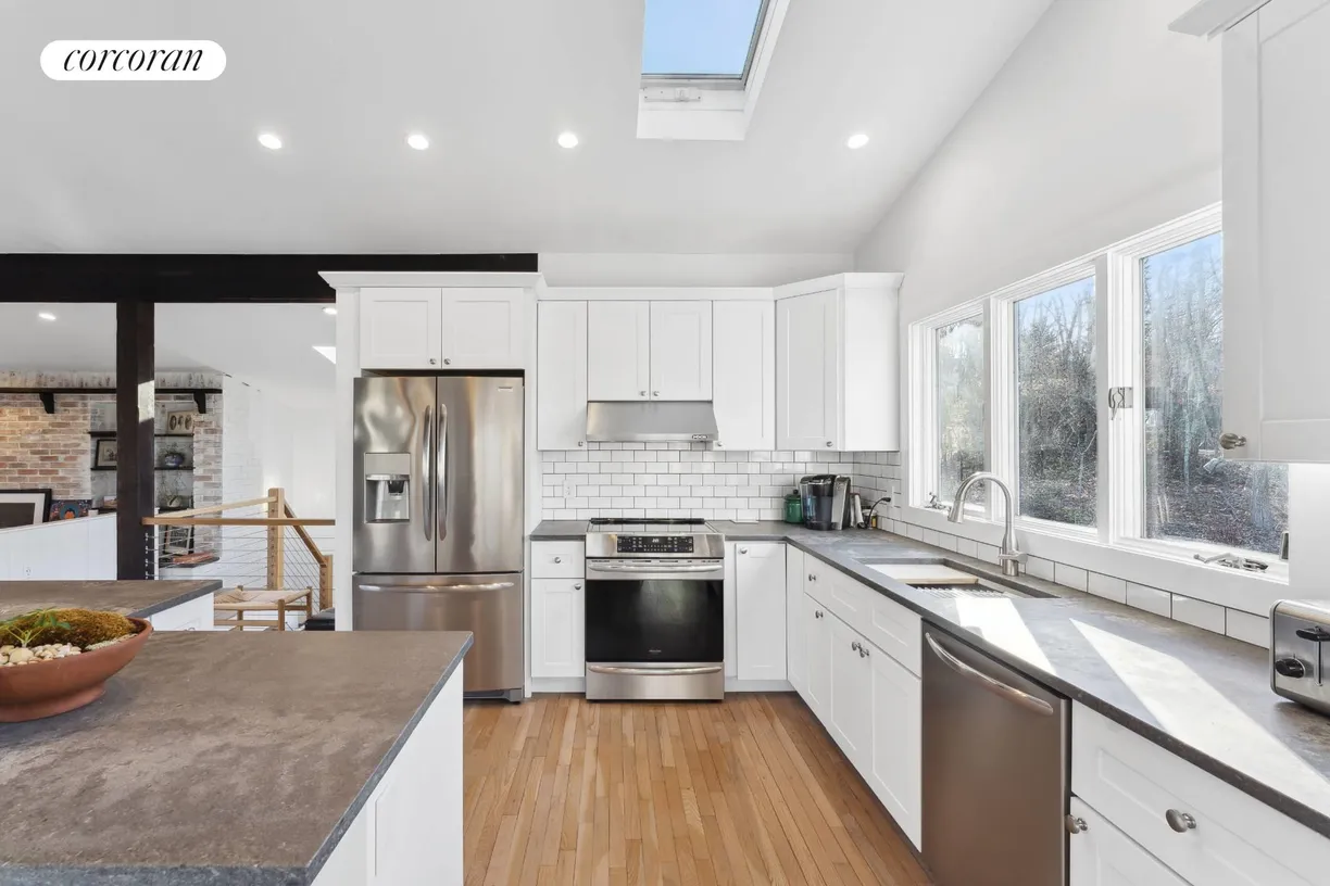 The Hamptons Real Estate | View 4 Breezy Drive | 4 Beds, 2 Baths
