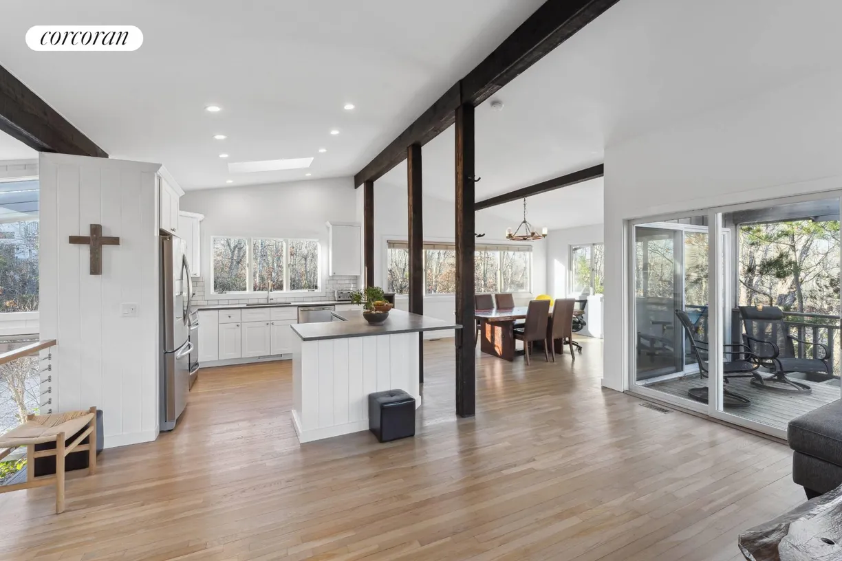 The Hamptons Real Estate | View 4 Breezy Drive | room 1