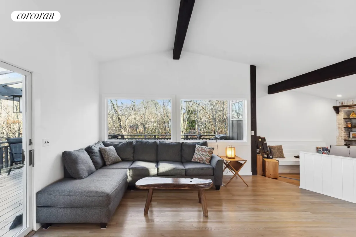 The Hamptons Real Estate | View 4 Breezy Drive | room 2