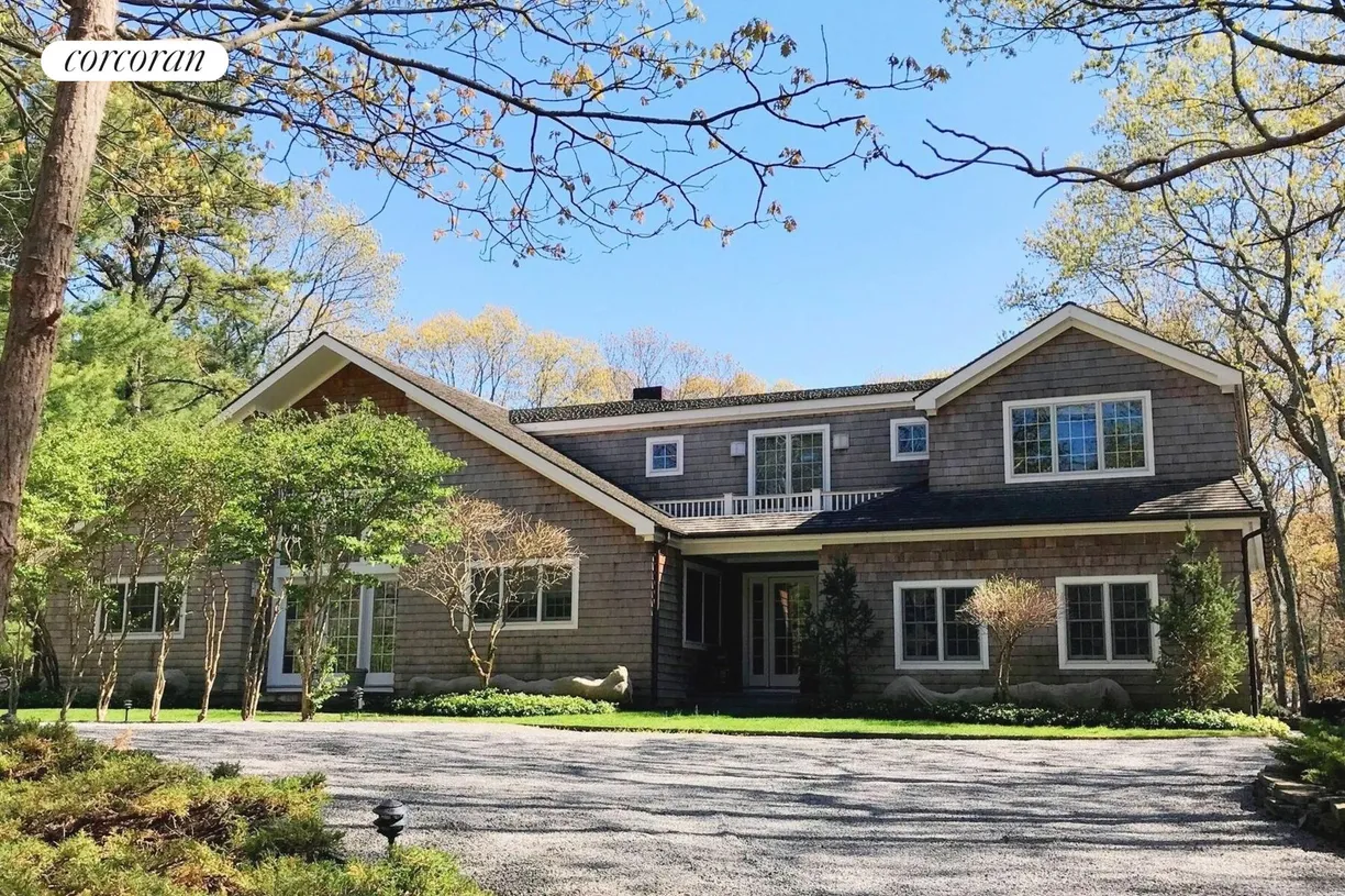 The Hamptons Real Estate | View 16 Cedar Trails | 4 Beds, 3 Baths