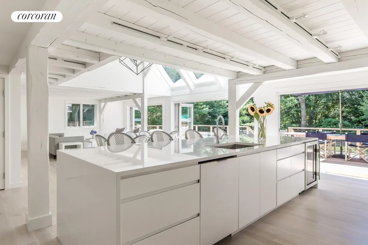 The Hamptons Real Estate | View 27 Montauk Highway | room 1