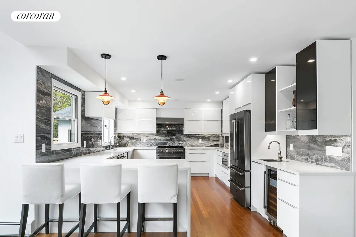 The Hamptons Real Estate | View 7 Harbor Road | Sleek Kitchen