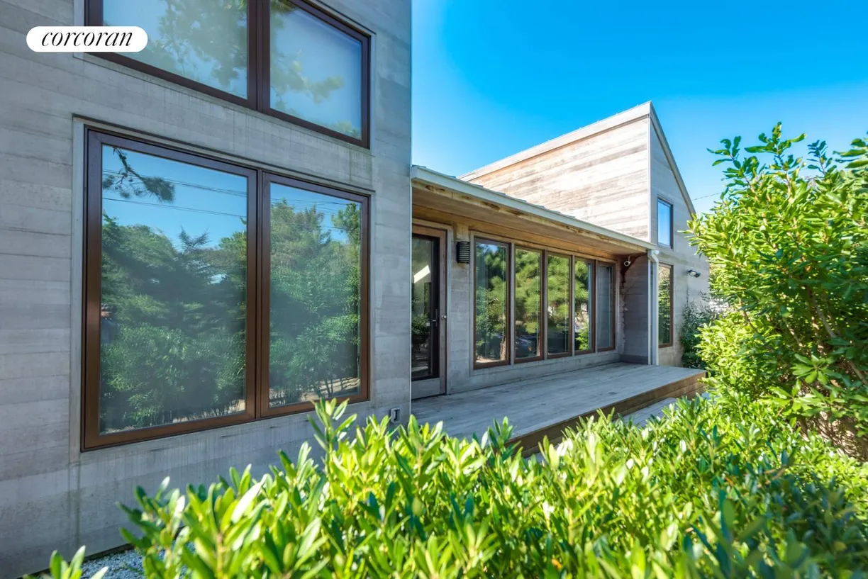 The Hamptons Real Estate | View 3 Pine Way | 3 Beds, 2 Baths