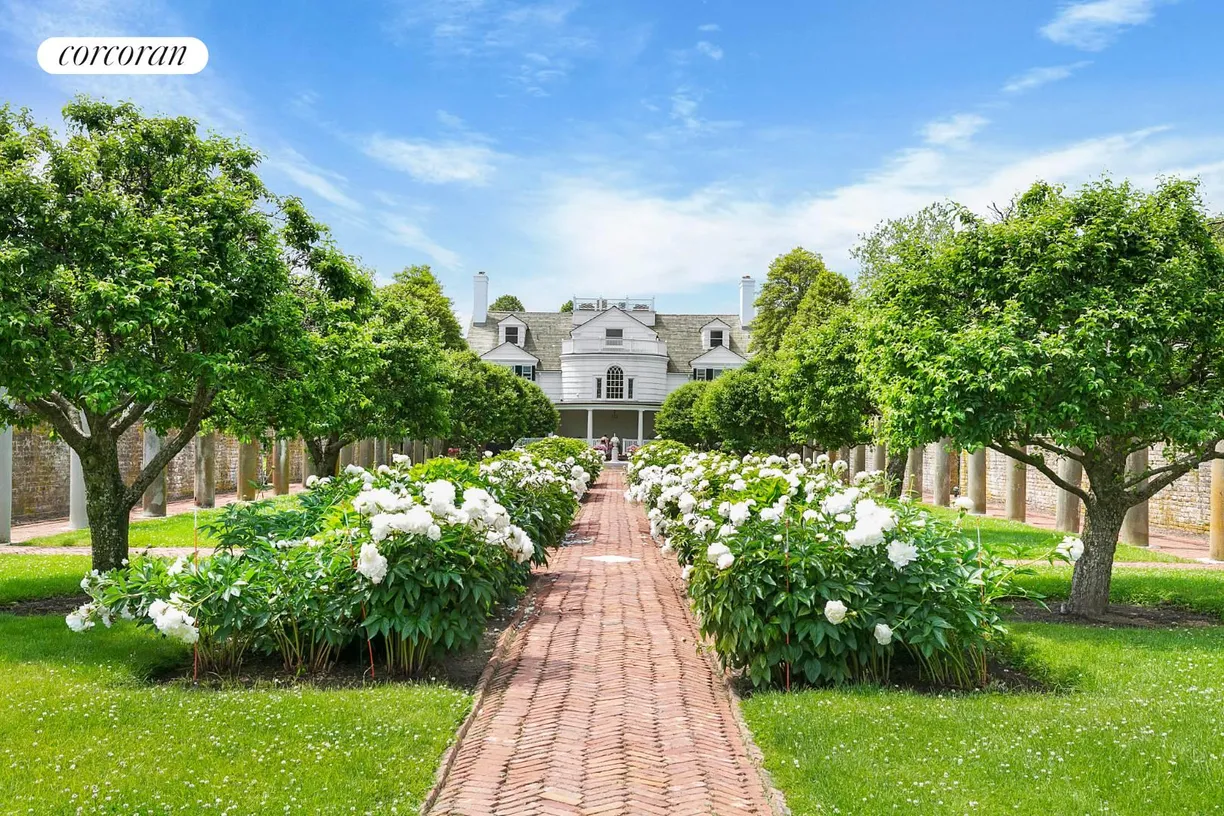 The Hamptons Real Estate | View 155 Hill Street | 3 Beds, 4 Baths