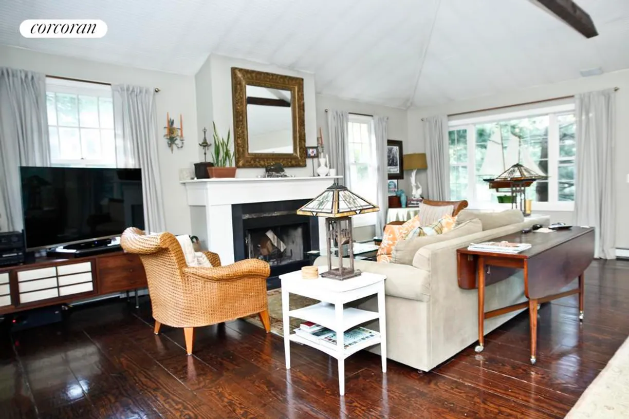 The Hamptons Real Estate | View 144 Woodbine Drive | living area