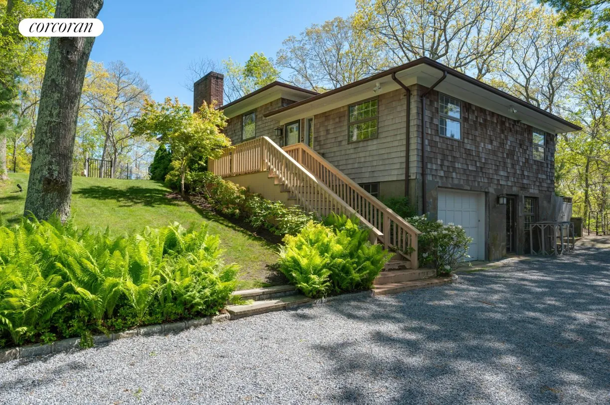 The Hamptons Real Estate | View 3 Quadrant Hill Road | 3 Beds, 2 Baths