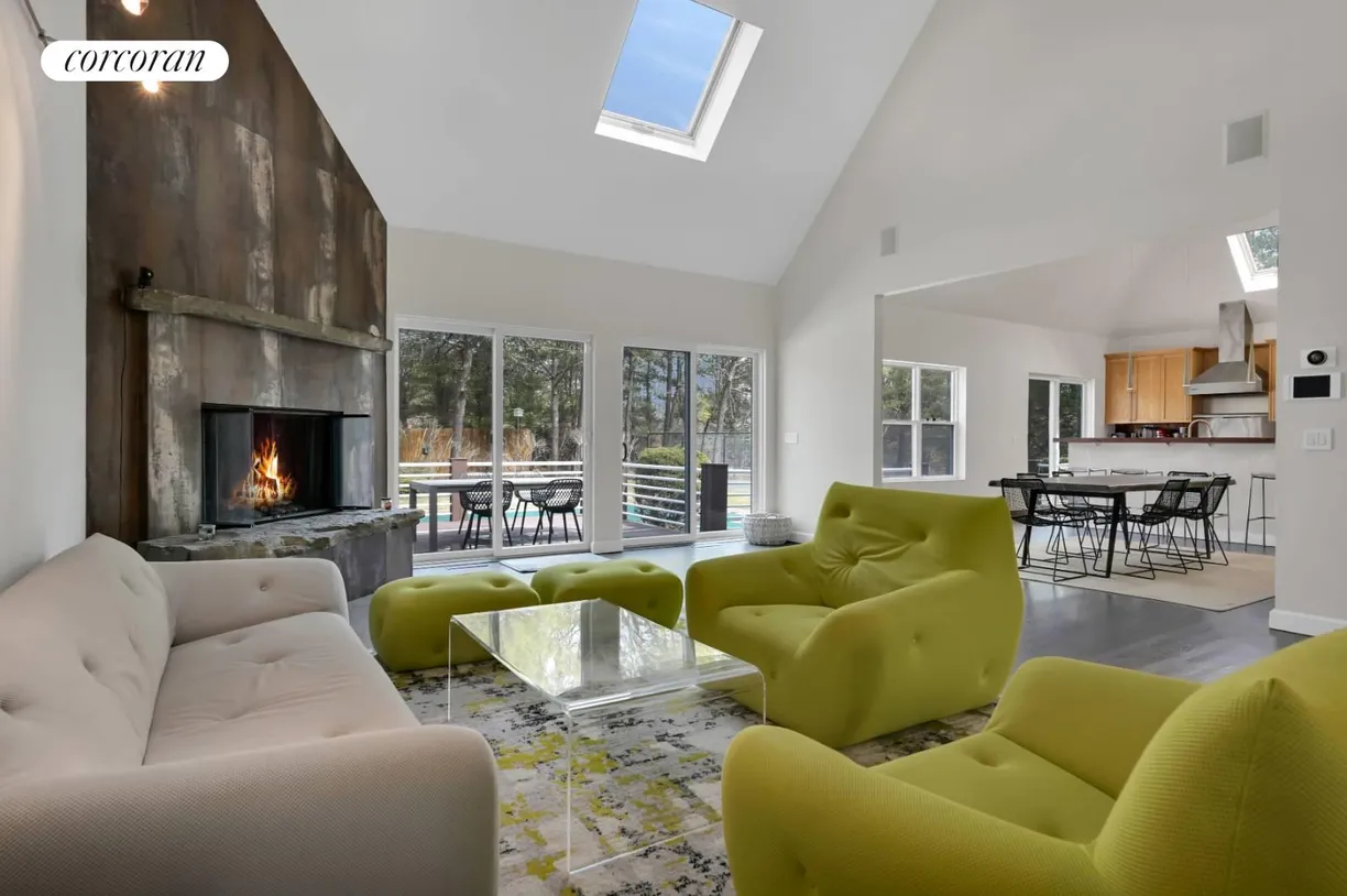 The Hamptons Real Estate | View 26 Lakeside Lane | 5 Beds, 4 Baths