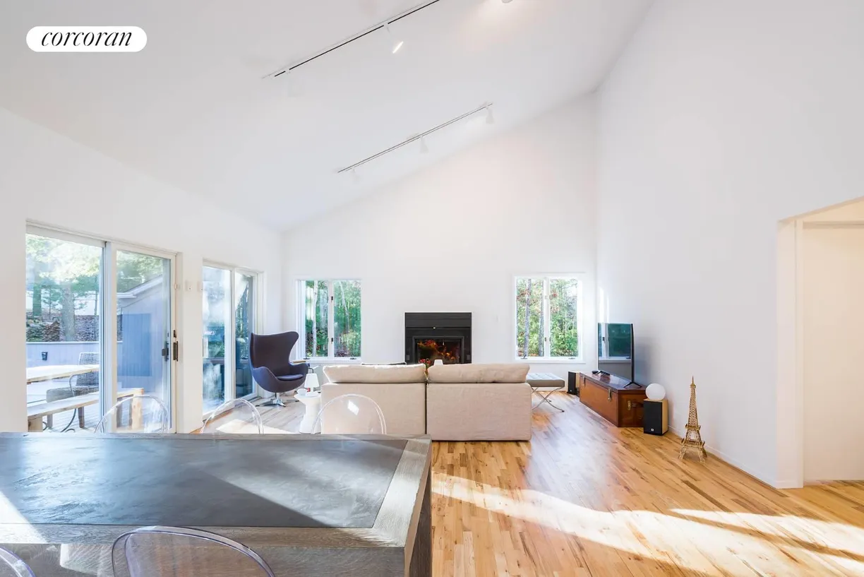 The Hamptons Real Estate | View 17 Rose Hill Road | room 2