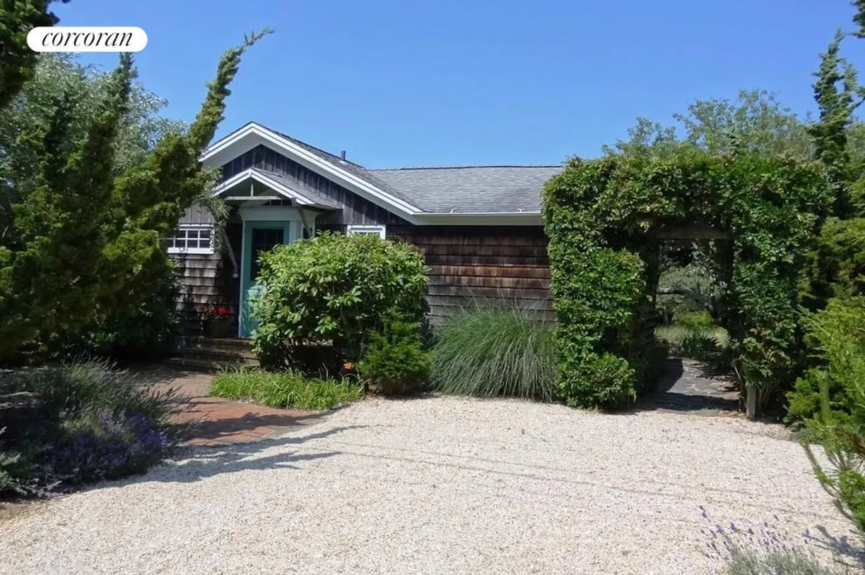 The Hamptons Real Estate | View 63 Treasure Island Drive | 3 Beds, 3 Baths