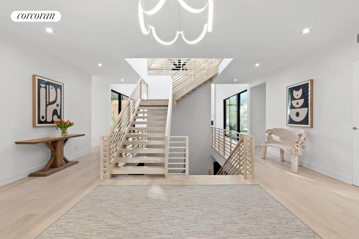 The Hamptons Real Estate | View 12 Eileen's Path | Entry Foyer | View 8