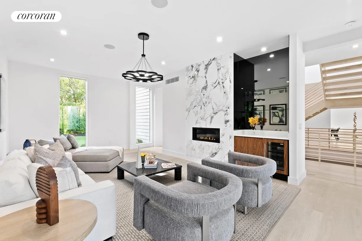 The Hamptons Real Estate | View 12 Eileen's Path | Living Room (2) | View 16
