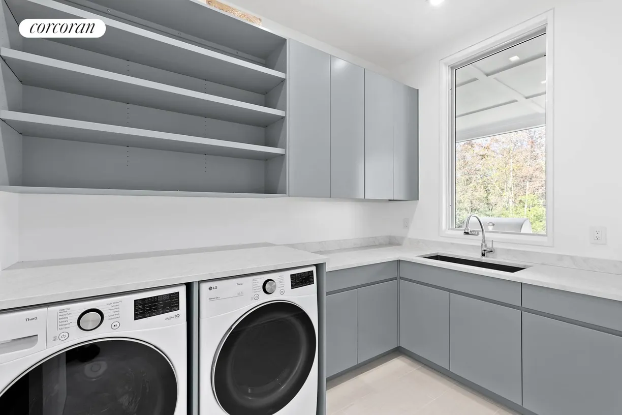 The Hamptons Real Estate | View 12 Eileen's Path | Mudroom / Laundry | View 20