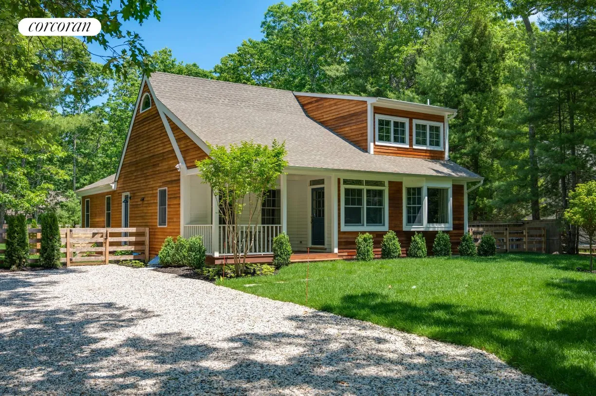 The Hamptons Real Estate | View 98 Sycamore Drive | 3 Beds, 2 Baths
