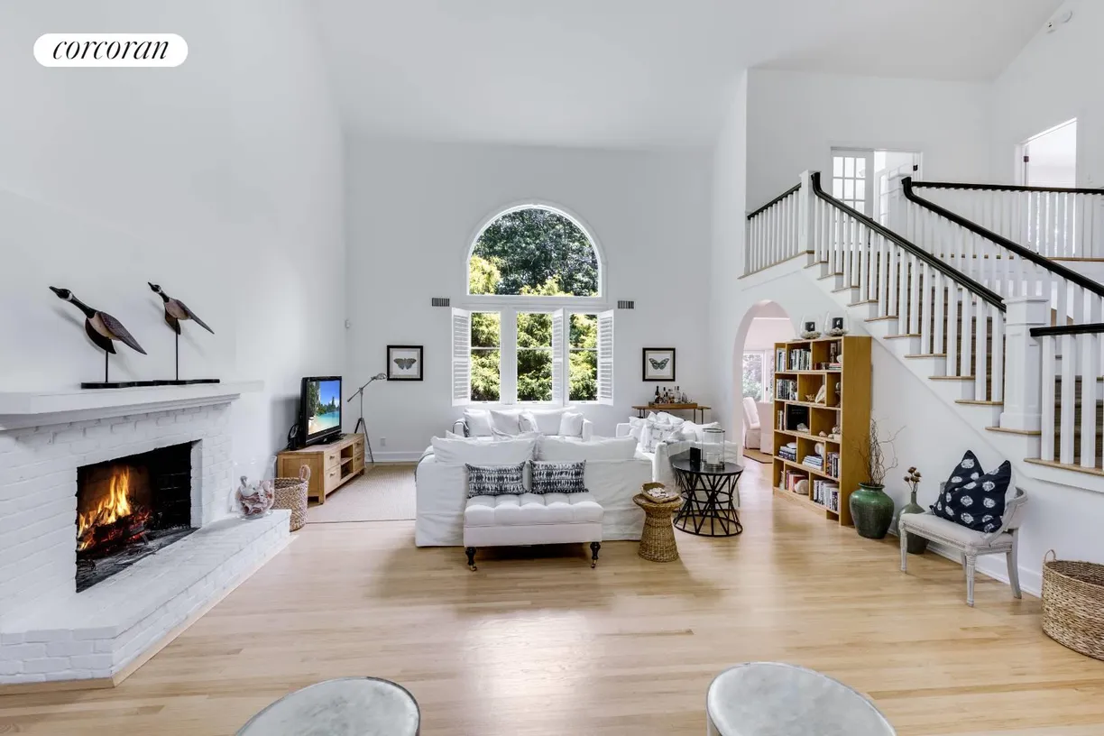 The Hamptons Real Estate | View 23 On The Bluff | room 1