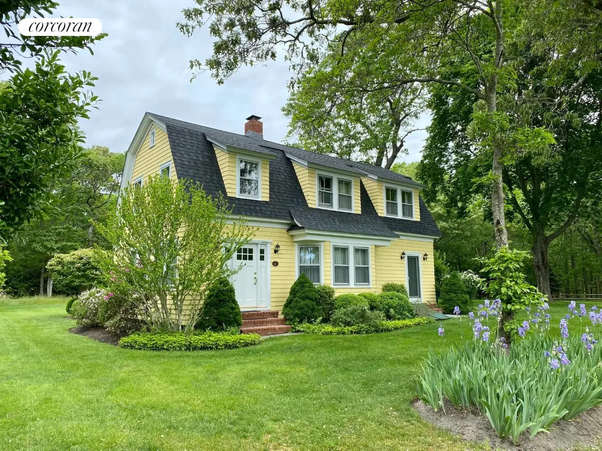 The Hamptons Real Estate | View 84 Old Depot Road | 4 Beds, 3 Baths