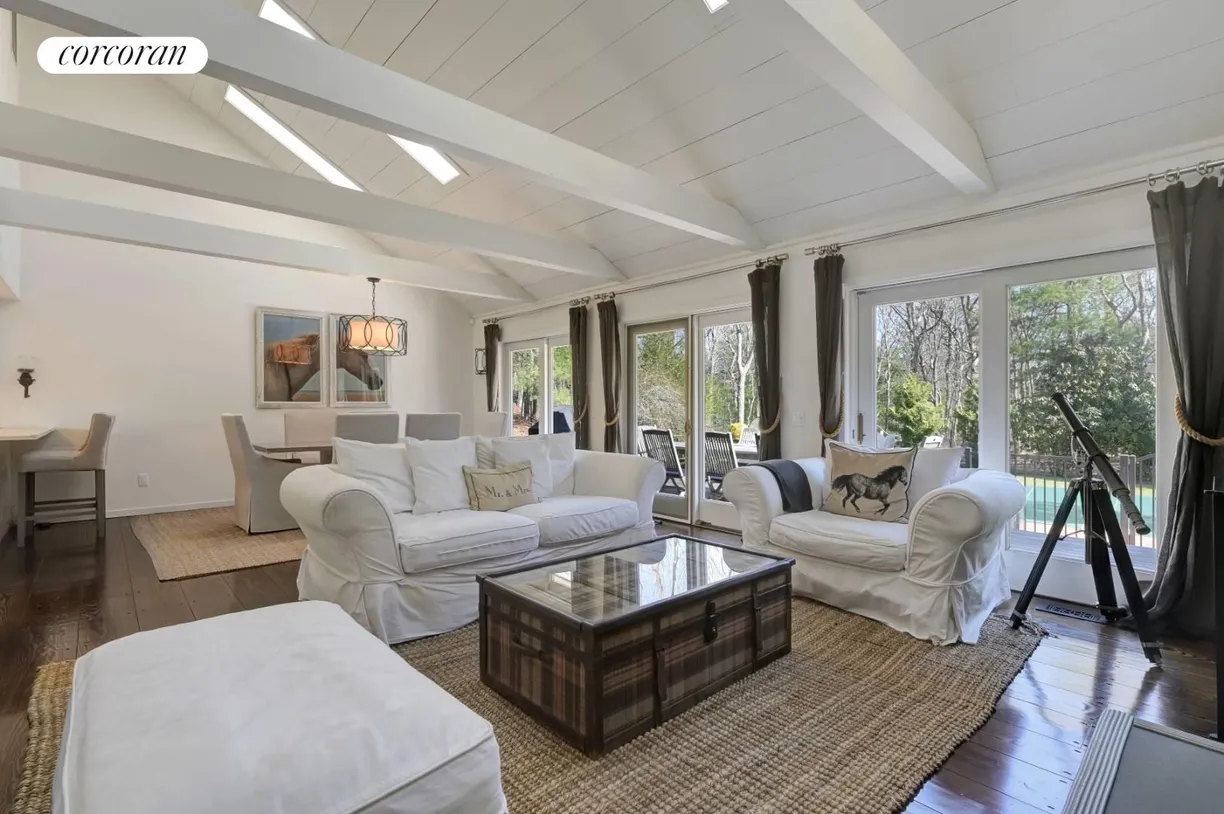 The Hamptons Real Estate | View 25 Rolling Woods Court | room 2
