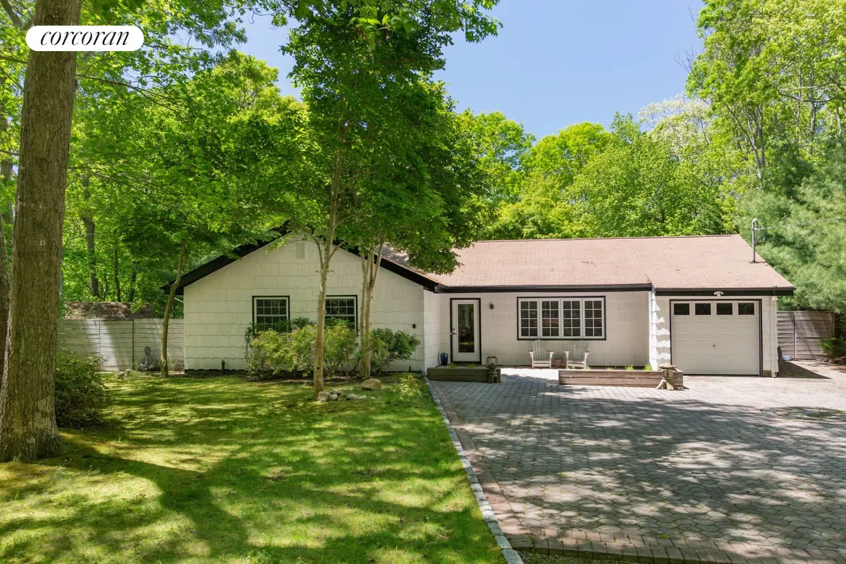 The Hamptons Real Estate | View 34 Middle Line Highway | 3 Beds, 2 Baths