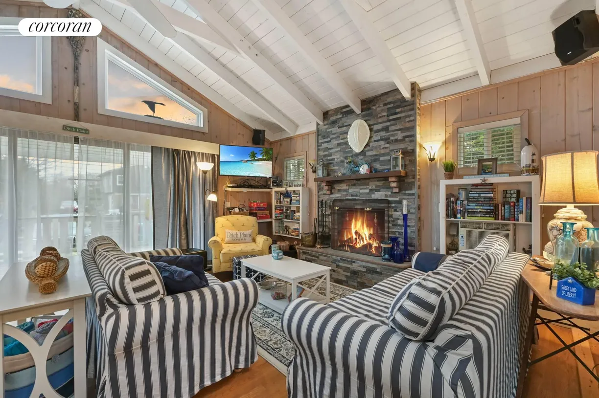 The Hamptons Real Estate | View  | room 2