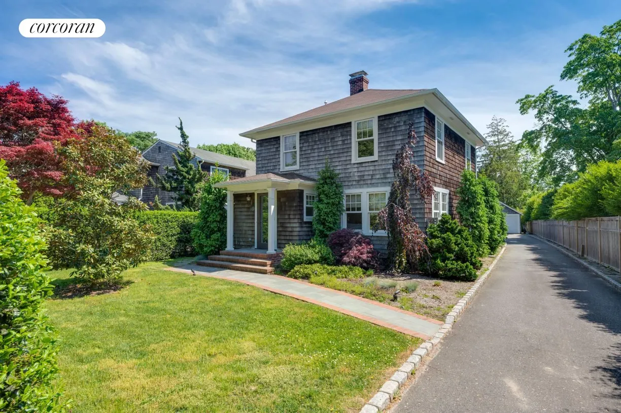 The Hamptons Real Estate | View 32 Cooper Street | 5 Beds, 3 Baths