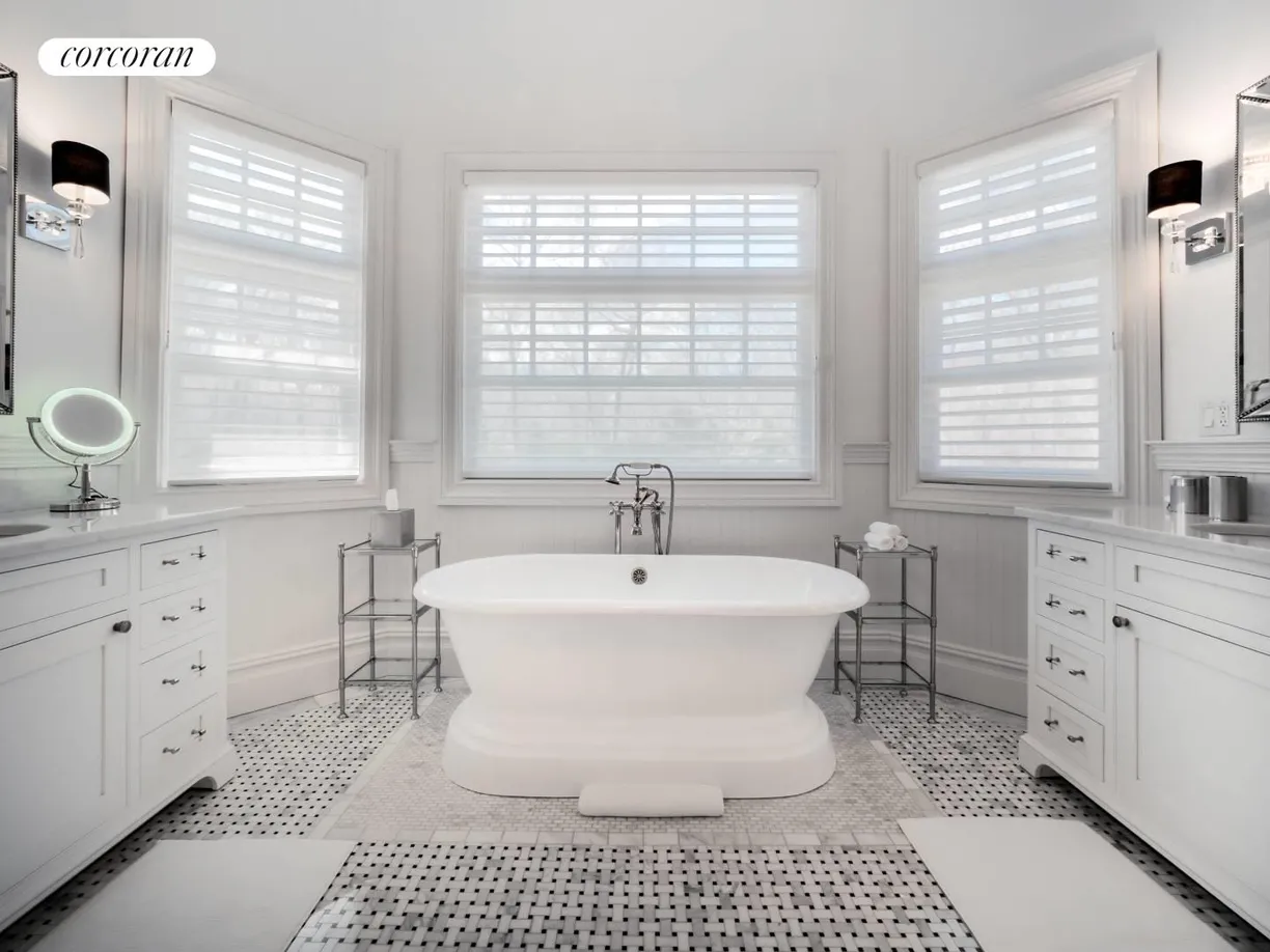 The Hamptons Real Estate | View  | room 2