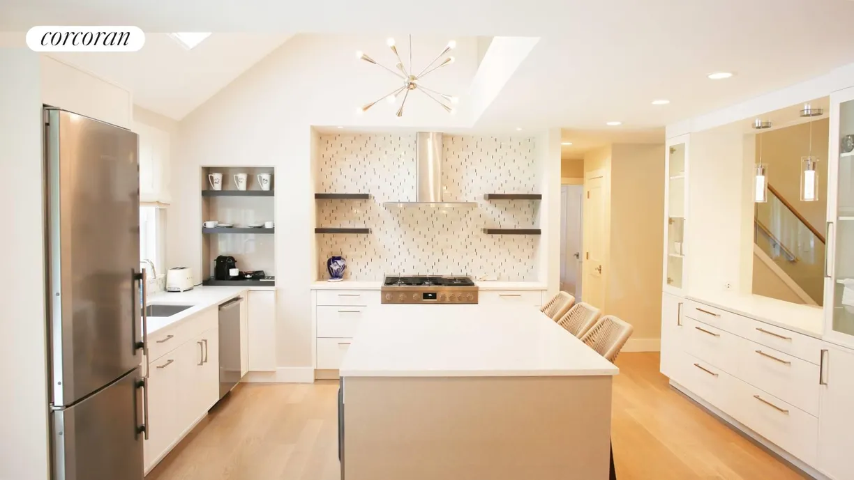 The Hamptons Real Estate | View 9 Carriage Lane | room 1