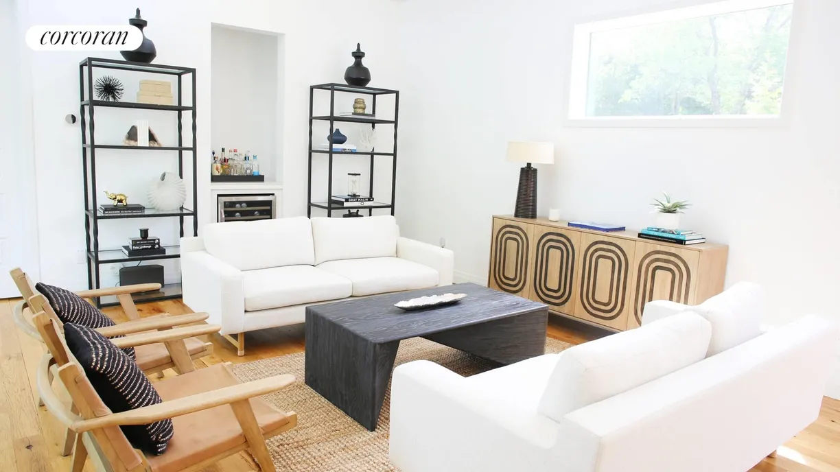 The Hamptons Real Estate | View 3 Turtle Pond Road | room 2