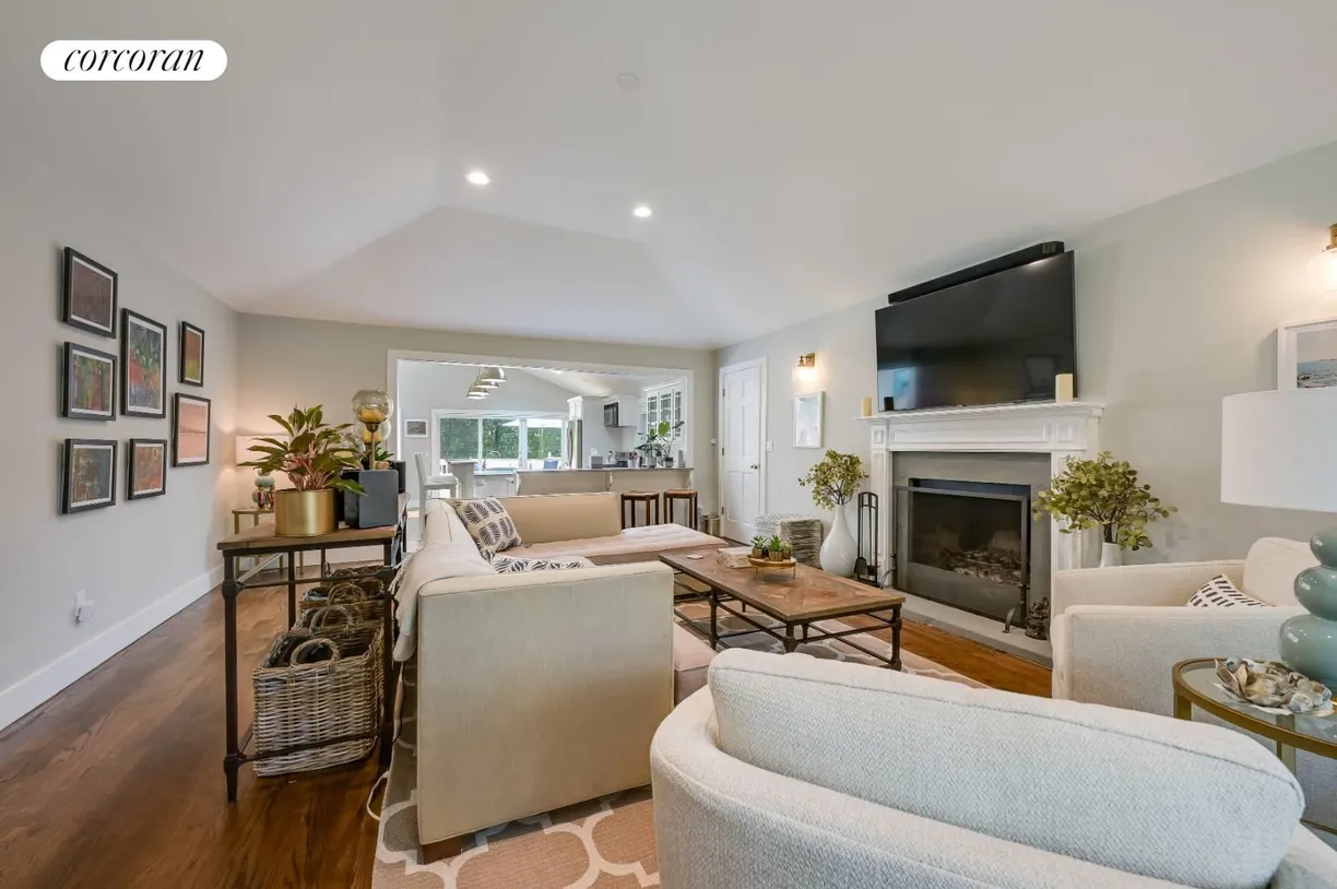 The Hamptons Real Estate | View 24 Shadyrest Drive | room 2