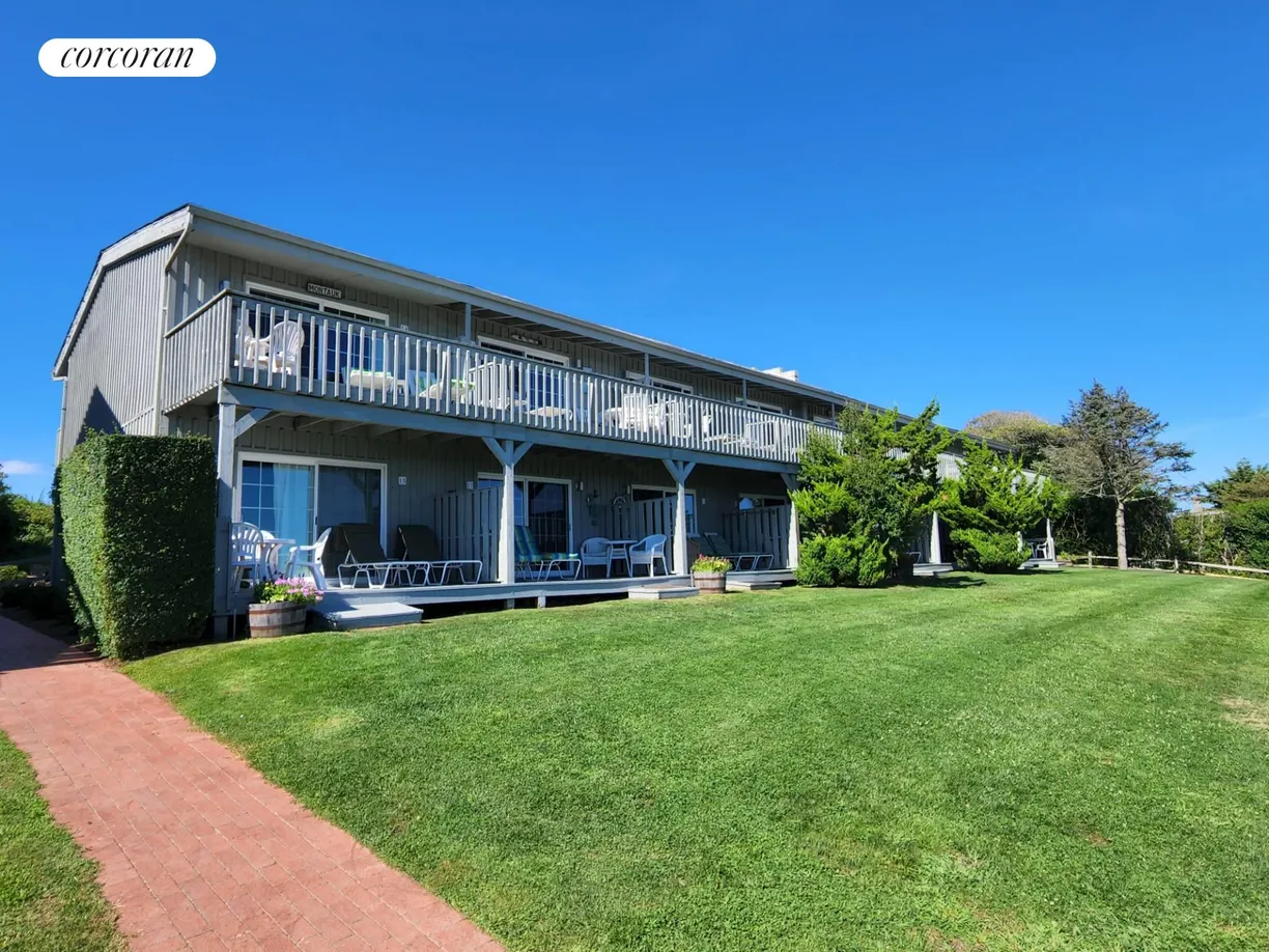 The Hamptons Real Estate | View 779 Old Montauk Highway, Unit 29 | 1 Bed, 1 Bath