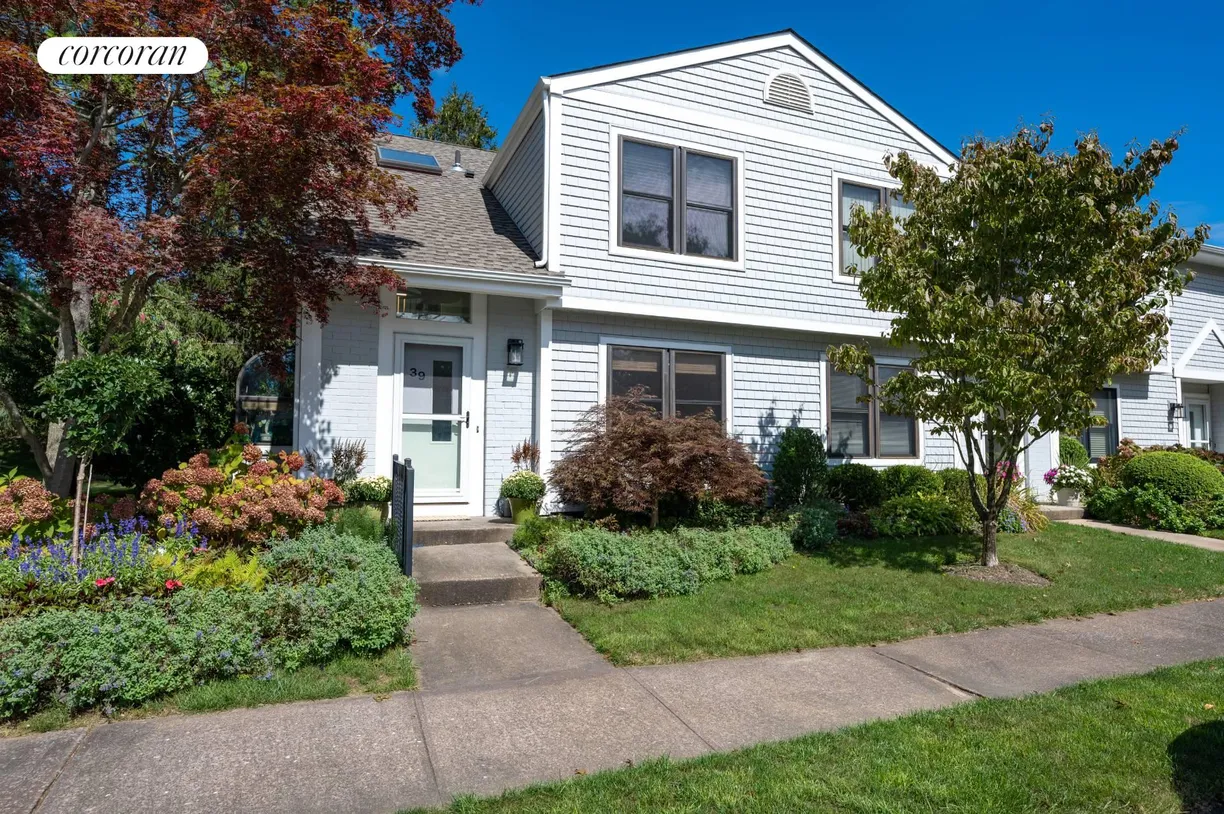 The Hamptons Real Estate | View 50 Hubbard Lane | 2 Beds, 2 Baths
