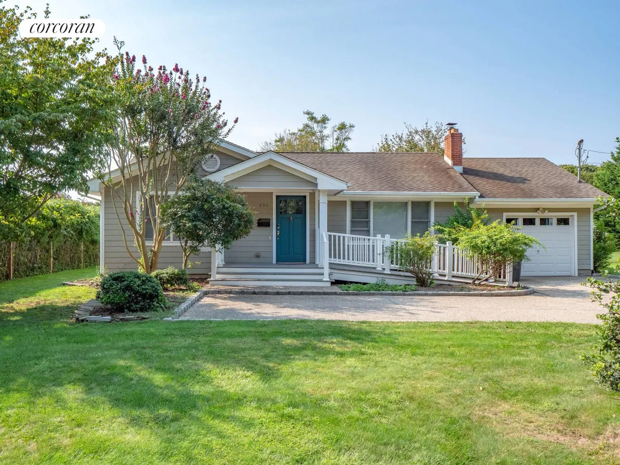 The Hamptons Real Estate | View 250 White Street | 3 Beds, 2 Baths