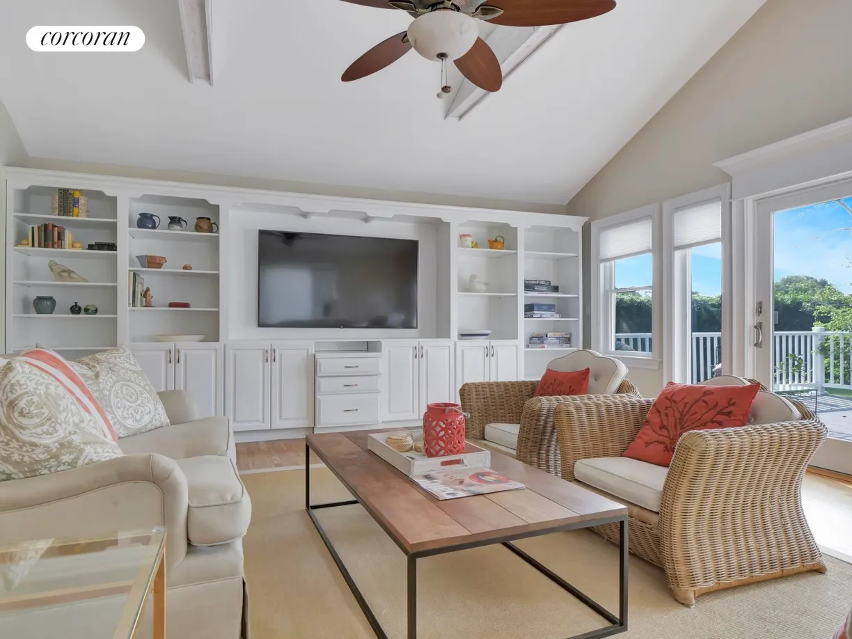 The Hamptons Real Estate | View 250 White Street | room 1