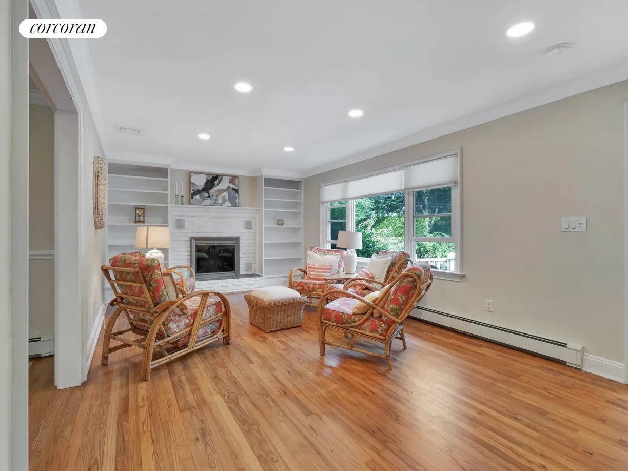 The Hamptons Real Estate | View 250 White Street | room 2