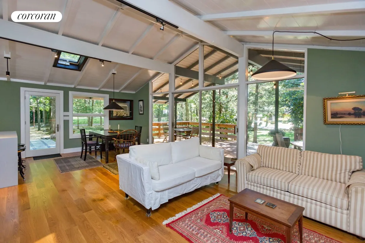 The Hamptons Real Estate | View 37 Norfolk Drive | 3 Beds, 2 Baths