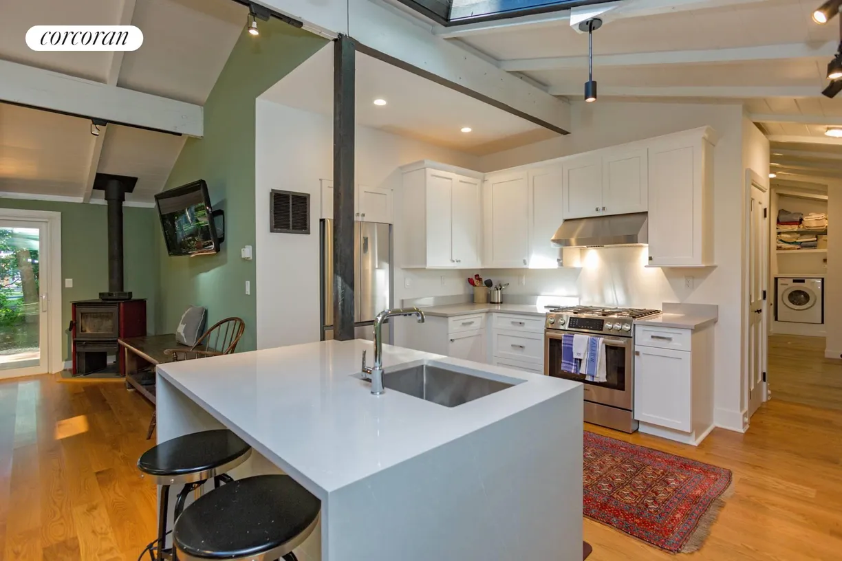 The Hamptons Real Estate | View 37 Norfolk Drive | Kitchen