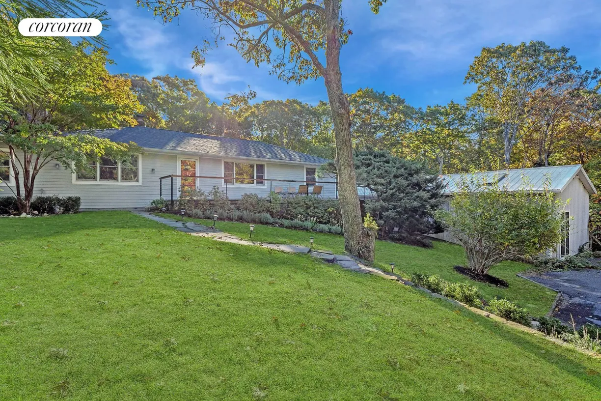 The Hamptons Real Estate | View 2 Captains Walk | 3 Beds, 2 Baths