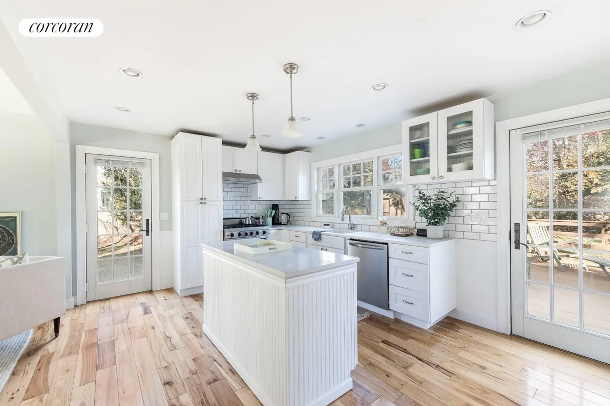 The Hamptons Real Estate | View 10 Anderson Road | 3 Beds, 2 Baths