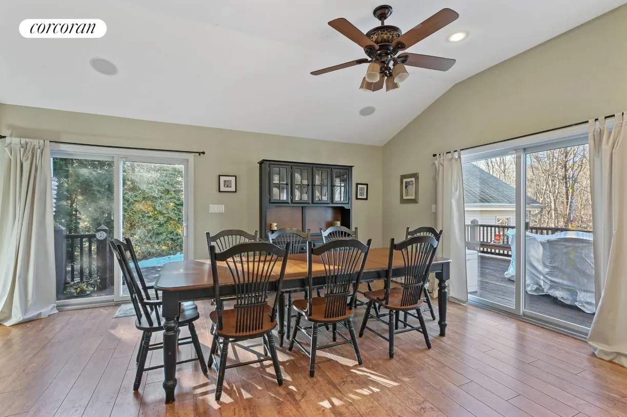 The Hamptons Real Estate | View 119 Straight Path | Great Room | View 4