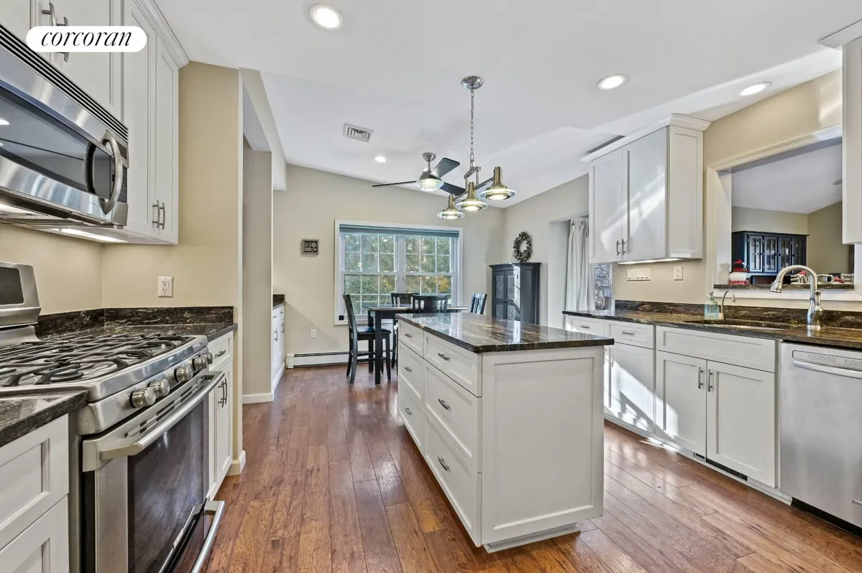 The Hamptons Real Estate | View 119 Straight Path | Eat-In Kitchen | View 7
