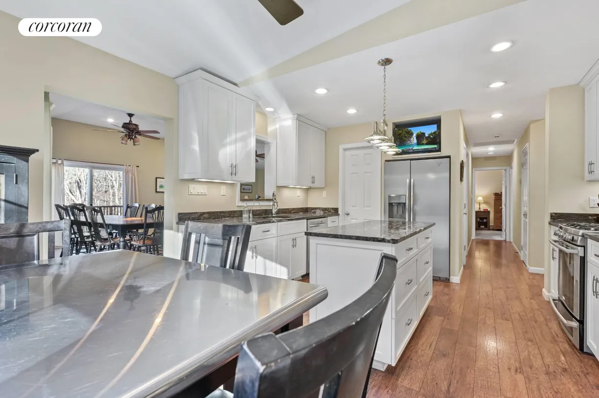 The Hamptons Real Estate | View 119 Straight Path | Eat-in Kitchen | View 8