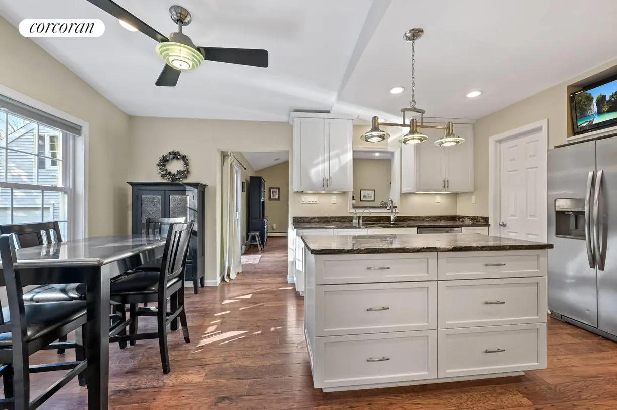 The Hamptons Real Estate | View 119 Straight Path | Eat-In Kitchen | View 9