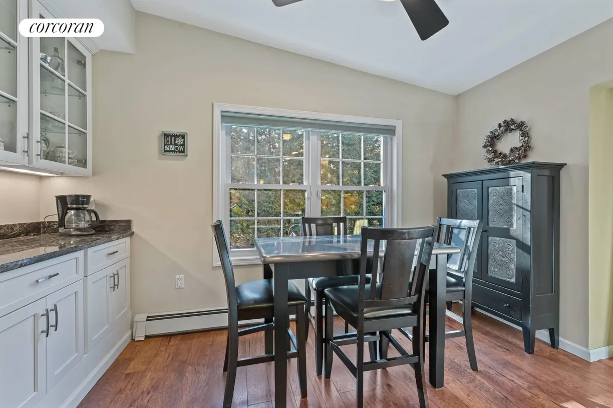 The Hamptons Real Estate | View 119 Straight Path | Eat-In Kitchen | View 10