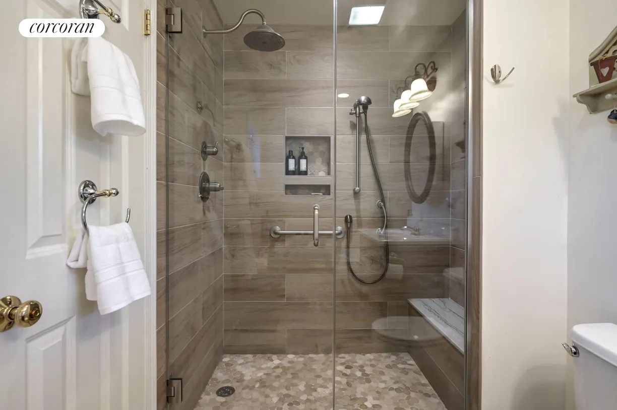 The Hamptons Real Estate | View 119 Straight Path | Bathroom | View 11