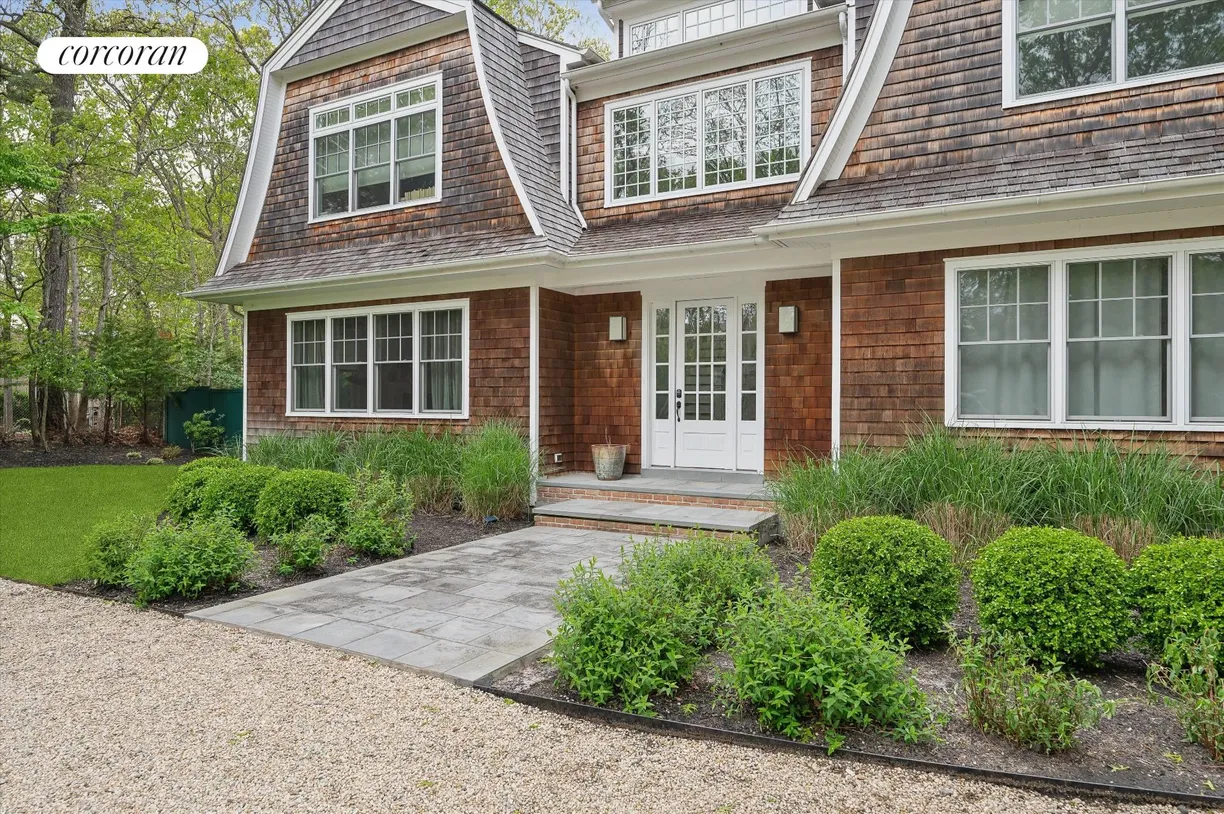 The Hamptons Real Estate | View 201 Roses Grove Road | room 2